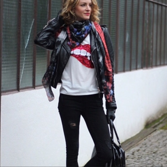 🎉HP🎉 5⭐️ Red Lips Glitter Tee Shirt/ Top - Picture 2 of 7